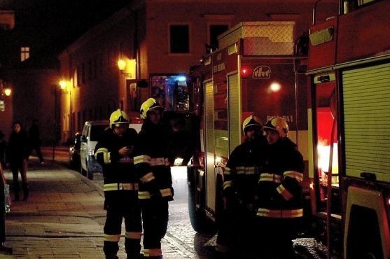 Hasiči vyjeli k zakouřenému infocentru v Broumově. Nic zde však nehořelo