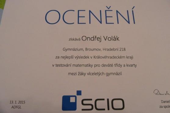 Studenti kvarty broumovského gymnázia obdrželi od společnosti Scio certifikát za výborný výsledek v testování Stonožka