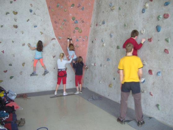 Na Základní škole v Polici nad Metují vznikne horolezecká boulderingová stěna a sportovní muzeum