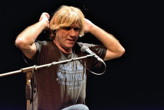 Karel Plíhal. Folková hvězda navštívila broumovské divadlo 