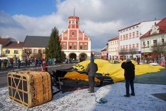 Odlet balónu z Police nad Metují odstartoval projekt 100 startů z českých měst