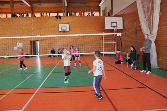 Volejbal si o víkendu v Broumově zahrálo 225 dětí