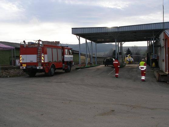 Řidiče přimáčkl převrácený bagr