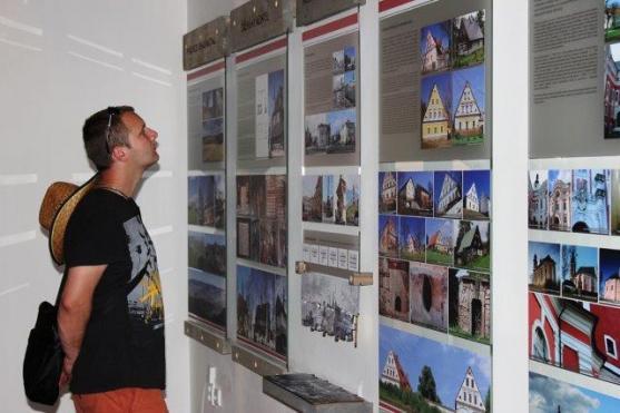 Skály, písek, puzzle? Nová hravá expozice Infobod láká do kláštera