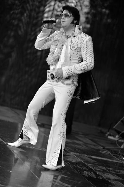 Koncert českého Elvise v klášterní zahradě. Spokojenost na pódiu i pod ním 