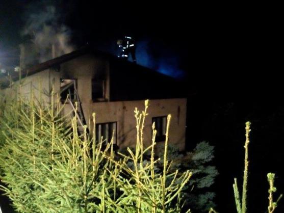 Při požáru rodinného domu v Machově se zranili dva hasiči