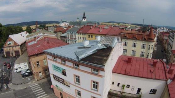 Větrná smršť v Broumově lámala stromy a ničila střechy