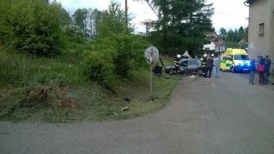 Mladý řidič při nehodě v Křinicích vypadl z auta