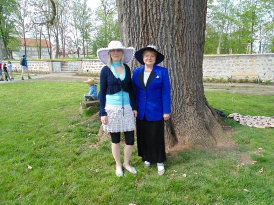 Prostor pod klášterním dubem zaplnila společnost v kloboucích