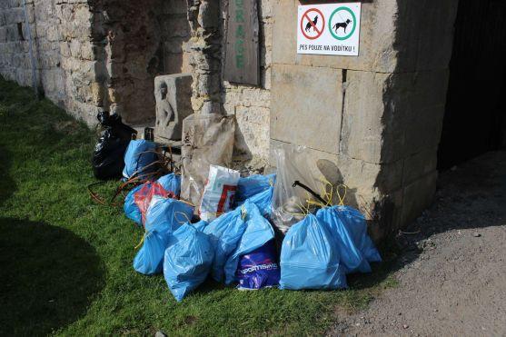 Příznivci geocachingu uklízeli Skály