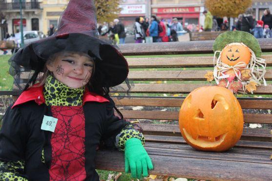 Na broumovském náměstí se dlabaly dýně už po osmé