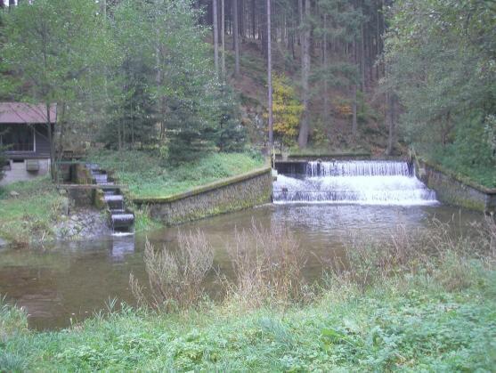 Maršovským údolím kolem řeky Metuje do Maršova n. M. na Policku a zpátky po silnici s výhledy na pohoří po obou stranách česko-polské hranice