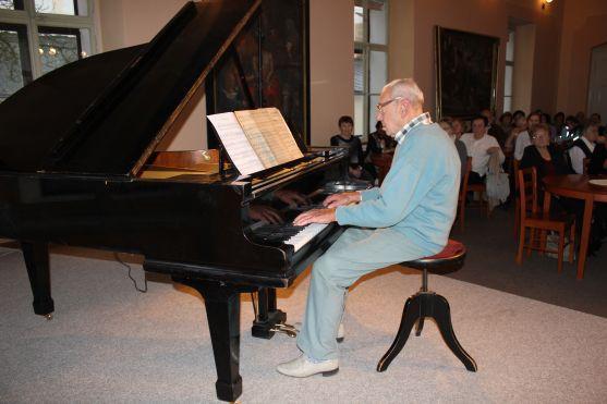 Třiadevadesátiletý klavírista Zdeněk Kostka hrál a vyprávěl v klášterní Kreslírně 