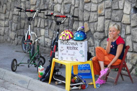 Z "petrovických zatáček" u Police nad Metují se stala bruslařská dráha 