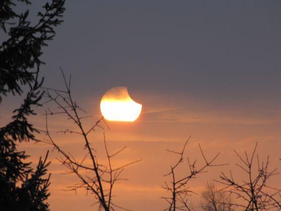 Z broumovského náměstí se v pátek bude pozorovat zatmění Slunce