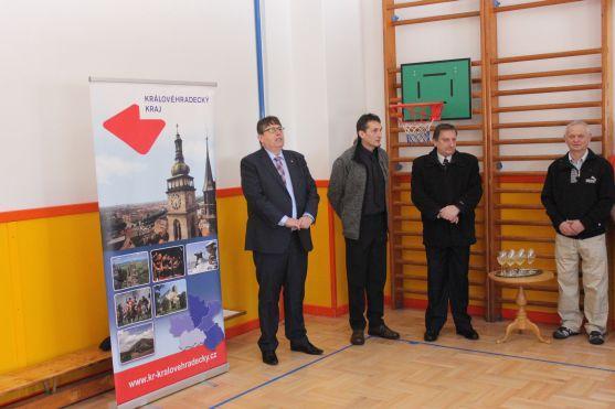 Práci na opravené tělocvičně v Bezděkově nad Metují odvedli dobrovolníci. Na slavnostní otevření přijel i hejtman Lubomír Franc 