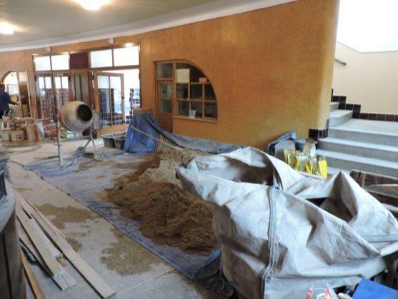 V Polici nad Metují zahájili rekonstrukci Kolárova divadla i Pellyho domů 