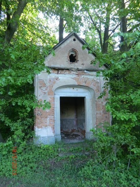 V Šonově u Broumova opravili kapličku. Koncem srpna dokončí Dům pro seniory 
