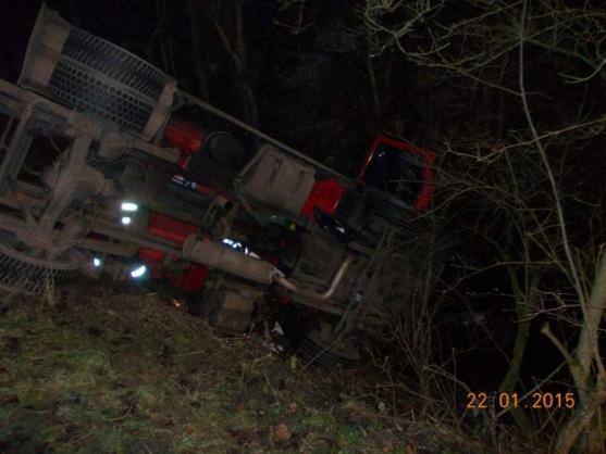 V Křinicích se převrátil náklaďák, další spadl v petrovických zatáčkách do potoka