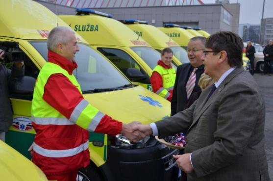 Hejtman Franc předal záchranářům nové sanitky. Jednu také do Broumova