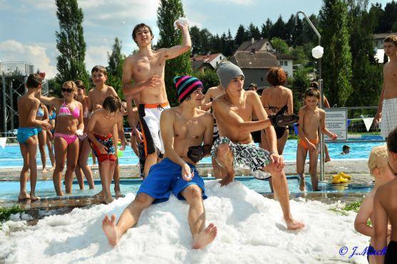 Milovníci sněhu si dnes mohou zajet do Náchoda na koulovačku