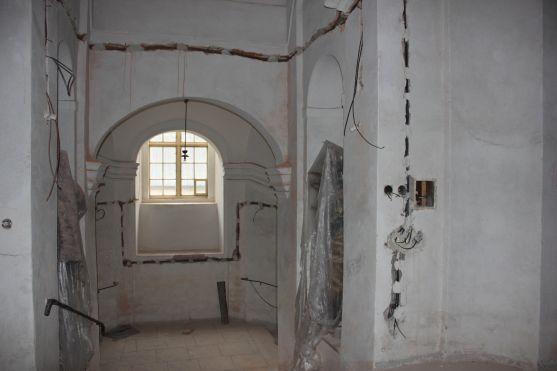 Pět měsíců stavebních prací v broumovském klášteře a jeho zahradě 