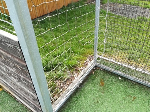 Vandalové v Olivětíně pravidelně ničí sportovní hřiště 