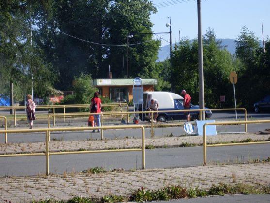 Po sérii stížností obyvatel Broumova dochází k drobným úpravám autobusového nádraží 