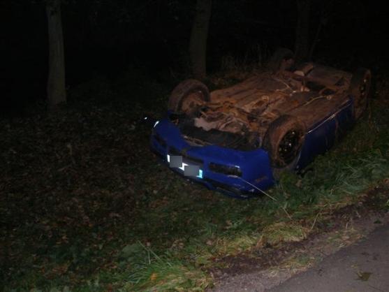 Hasiči vyprošťovali jednu osobu po nehodě osobního vozidla. V akci byl znovu i záchranářský vrtulník