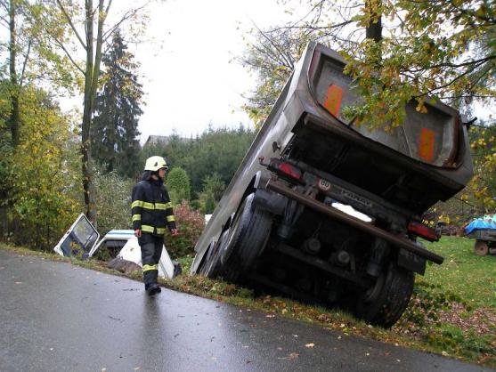 Krajnice na silnici v Rožmitále u Broumova neudržela soupravu nákladního vozidla