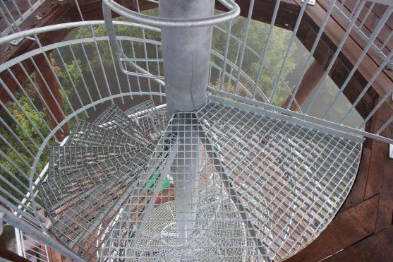 Rozhlednu při slavnostním otevření zahalila mlha. "Aspoň budete mít důvod, přijít sem ještě jednou," komentoval starosta Milan Brandejs