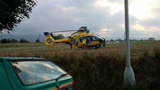Řidička škodovky narazila do stromu. Vyprostit ji museli hasiči