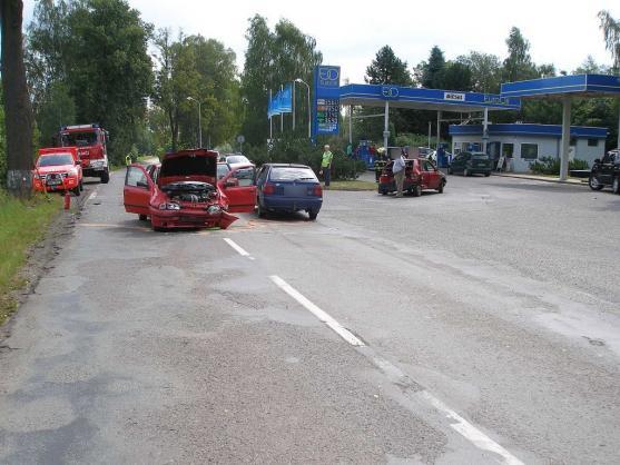 Při nehodě tří osobních vozidel byli zraněni tři lidé