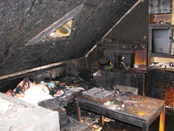 Při požáru rodinného domu se dva lidé nadýchali kouře