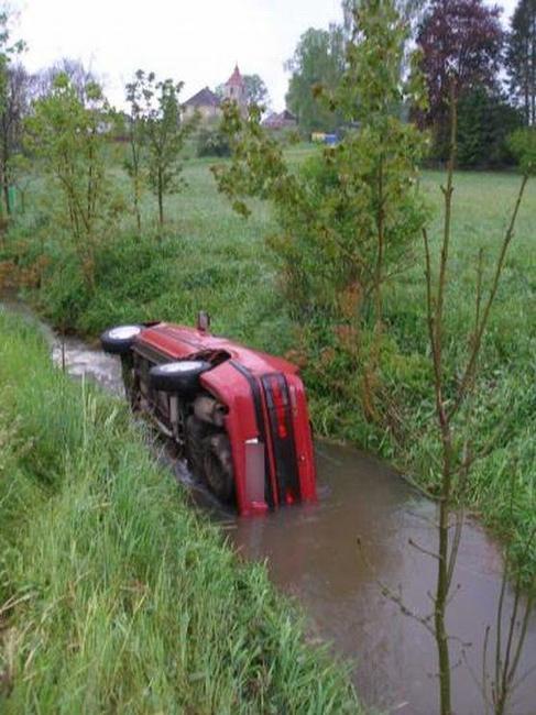 Řidič skončil s osobním autem v potoce