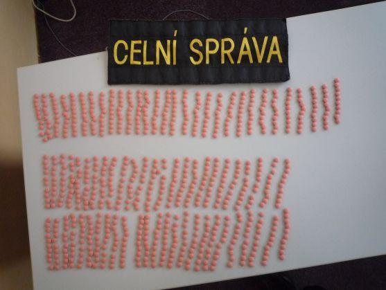 Celníci sledovali nelegální přepravy omamných a psychotropních látek