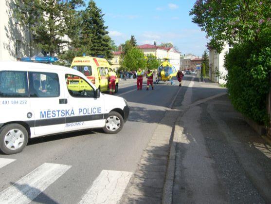 V Broumově zasahoval záchranářský vrtulník při zástavě srdce muže