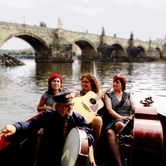 Od Stěnavy ke Karlovu mostu. Videoklip a lodní deník CaféBaret 