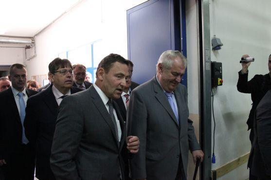 Miloš Zeman v Broumově vyzdvihl význam Veby. Prezident textilce slíbil státní zakázku