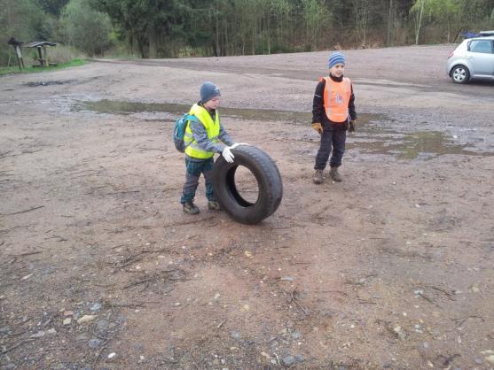 Skauti nasbírali podél silnice směrem na Pasa 23 pytlů odpadků