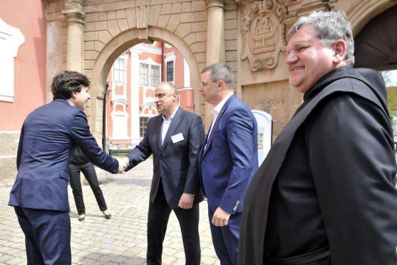 Americký velvyslanec v Broumově navštívil klášter, Masarykovu základní školu a undergroundový klub Eden