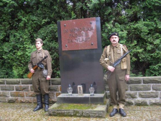 Pietní akt u památníků obětí válek v Broumově 