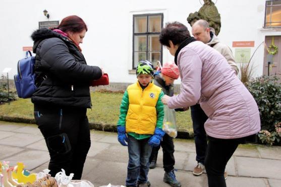 Hledání kuřátek v klášterní zahradě 
