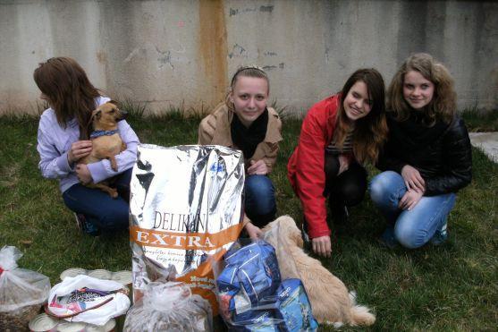 Děti z Červeného Kostelce obdarovaly broumovský útulek