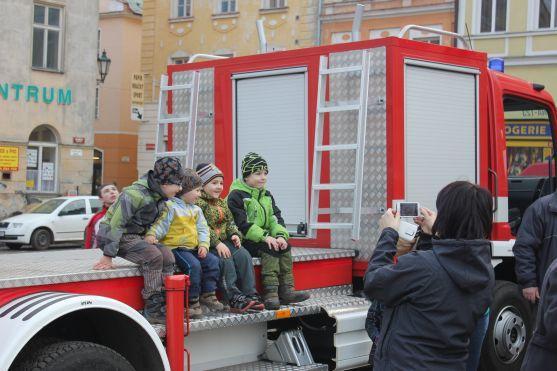 Broumovští hasiči převzali nové zásahové vozidlo a představili ho veřejnosti