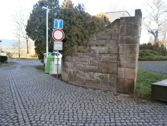 Dopravnímu řešení v prostoru u Horní brány padla za oběť ozdobná zídka ze 70. let