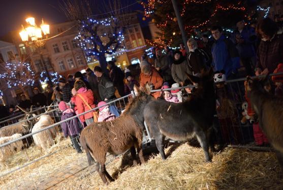 Čtyřsethlavý průvod doprovodil Tři krále k Ježíškovi na broumovské náměstí