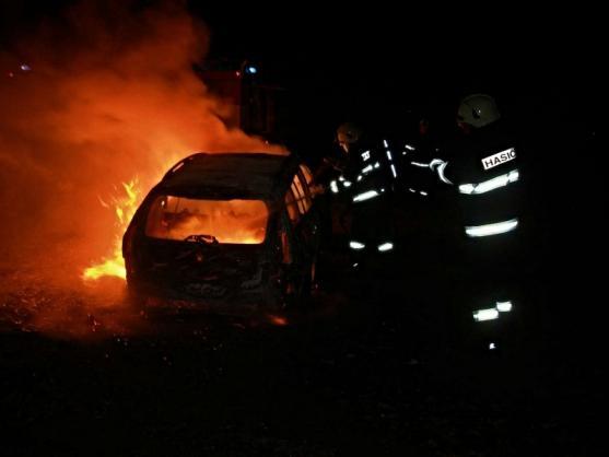 Na lesním parkovišti hořel osobní automobil