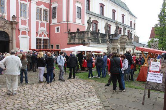 Během Broumovského vinobraní se pilo i soutěžilo