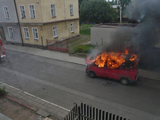 V Broumově hořela dodávka. Příčiny požáru se vyšetřují
